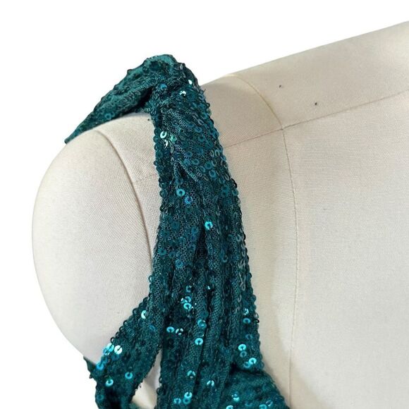 Mac Duggal 26693 Green Sequin Bow Shoulder Column Gown | Size 4 - Picture 9 of 11